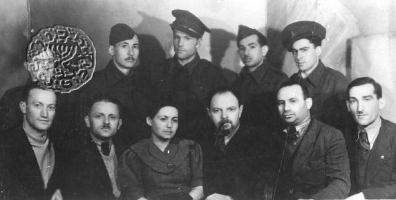 הועד לעזרה של יהודי פולין בלובלין עם חמישה חיילים ארצישראליים שברחו מן השבי (שורה עליונה)
שורה תחתונה מימין לשמאל: גראף הרץ, קוסובר מנדל, ד"ר ראובן בן-שם פלדשוה, זוננשטיין לאה, זוננשטיין מרדכי, סדנא מרדכי